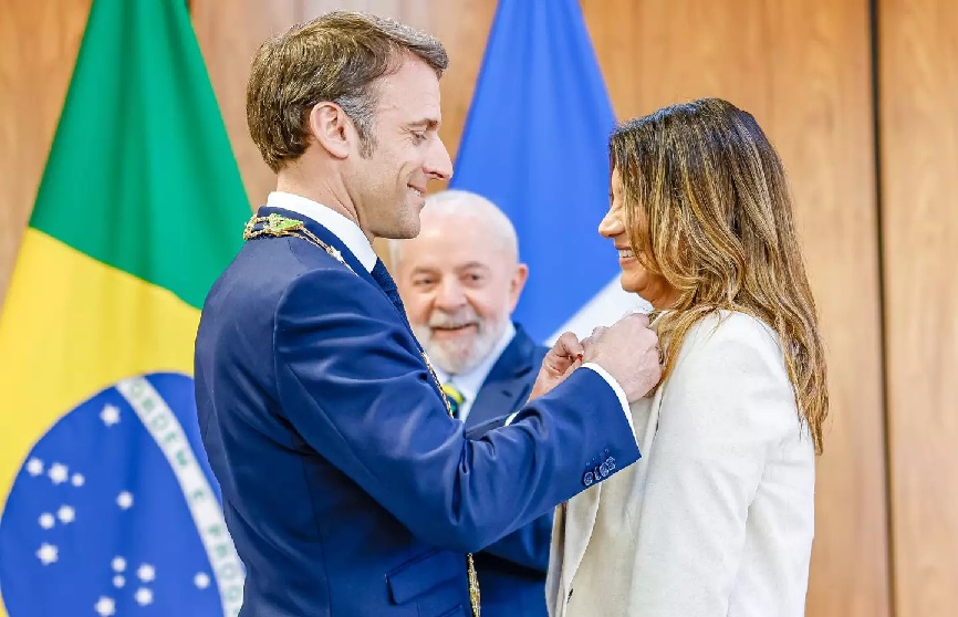 Notícias Presidente Emmanuel Macron homenageia primeira dama do