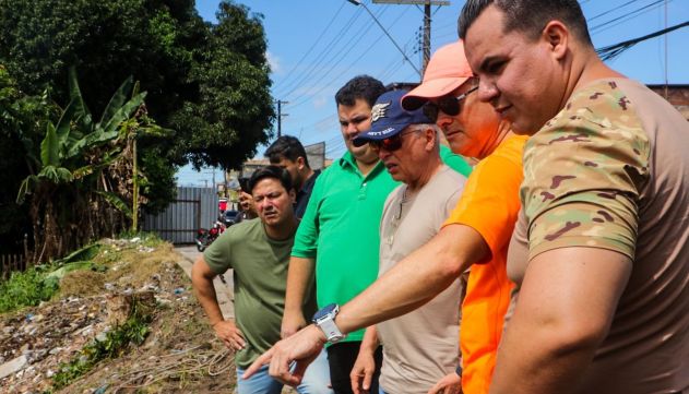 Notícias Prefeito vistoria obra de contenção em erosão no bairro