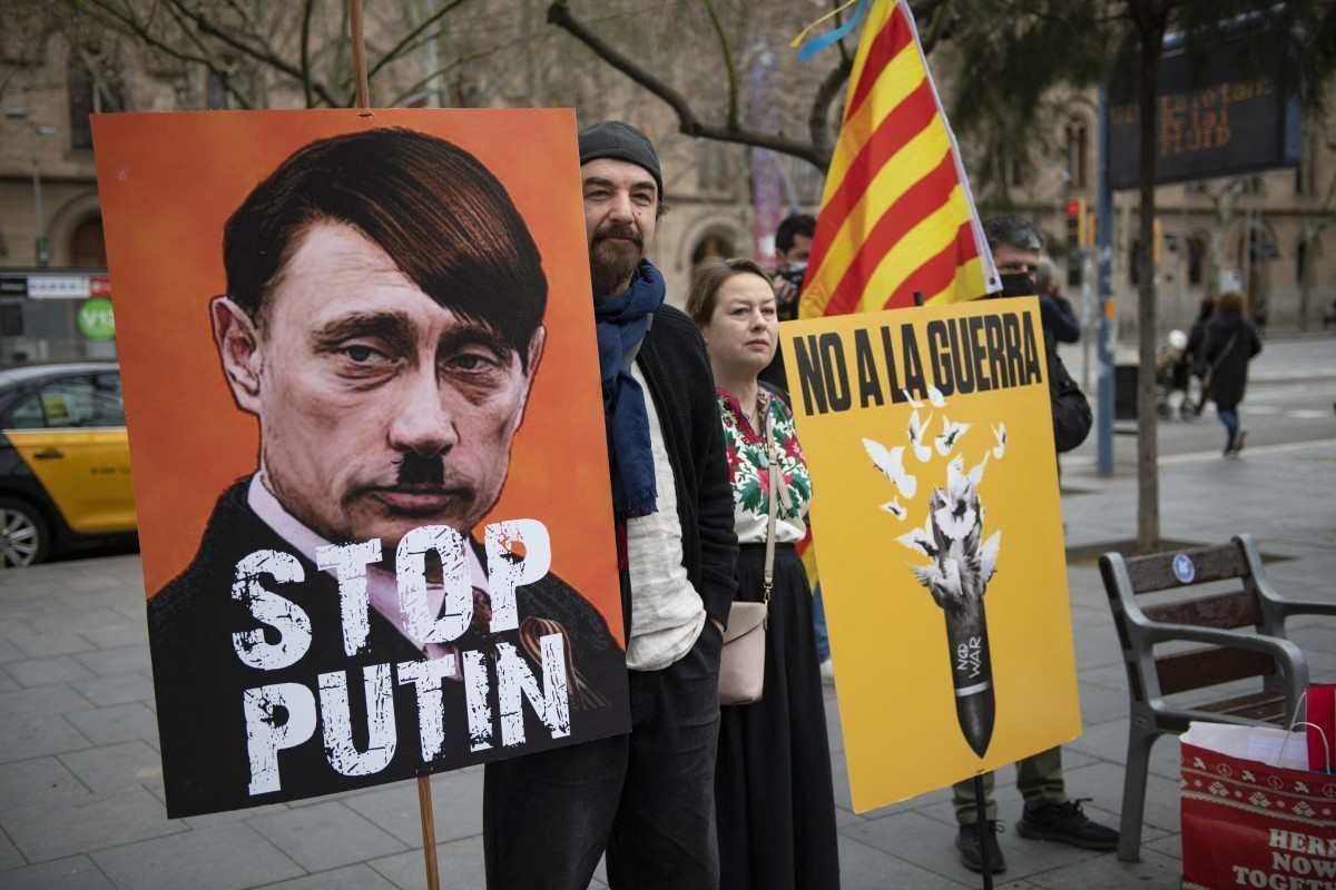 Conta oficial da Ucr&acirc;nia p&uacute;blica caricatura de Hitler dando aprova&ccedil;&atilde;o &agrave;  Putin