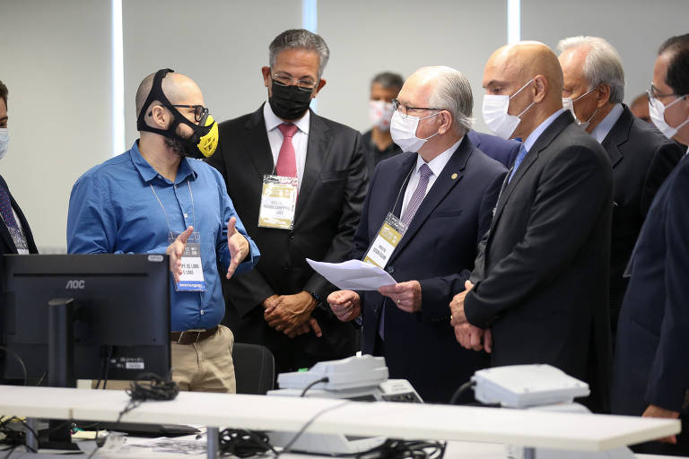 Defesa alinha-se a cr&iacute;ticas de Bolsonaro sobre urnas - 25/04/2022 - Painel  - Folha