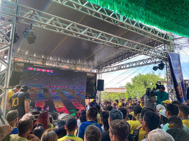 Ruas da Copa: mais de 3 mil pessoas acompanham a estreia da Sele&ccedil;&atilde;o  Brasileira na Copa do Mundo na rua Capit&atilde;o Francisco Falc&atilde;o - Dia a Dia  Not&iacute;cia