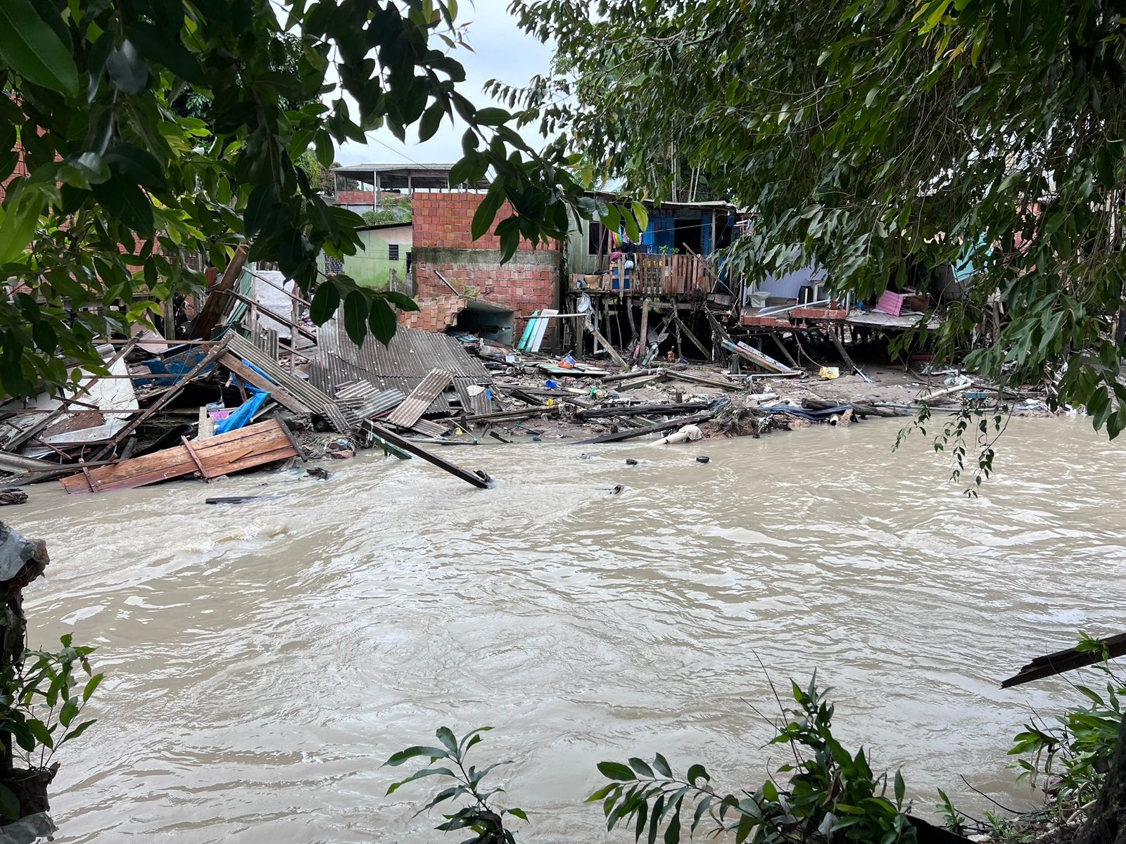 Parceiros Brilhantes leva ajuda humanit&aacute;ria &agrave;s fam&iacute;lias atingidas pela  cheia no AM - Parceiros Brilhantes