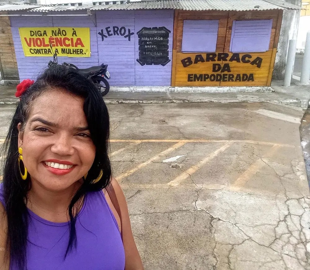 Thayse e a Barraca da Empoderada, em Macei&oacute; &mdash; Foto: Thayse Caldas/Arquivo pessoal