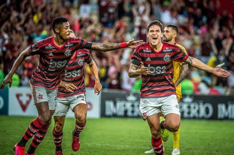 Com dois de Pedro, Flamengo bate o Palmeiras no Maracanã e entra de vez na  briga pelo título do Brasileirão