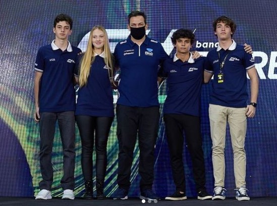 Aos 15 anos, &uacute;nica garota na F4 brasileira mira carreira nas pistas -  AtaNews