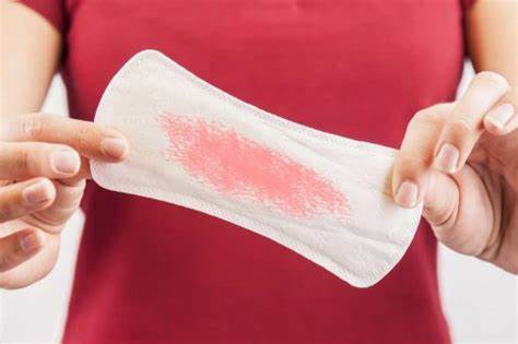 Corrimento rosado pode sinalizar inicio da gravidez, menstruação rosa 